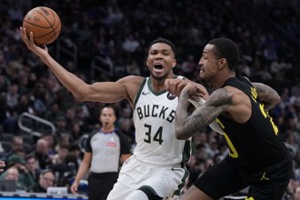 NBA》利拉德攜手字母哥轟65分 公鹿痛宰爵士中止6連敗