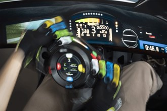 來自派克峰征戰經驗！Bentley與Fanatec合作推出賽車模擬器方向盤