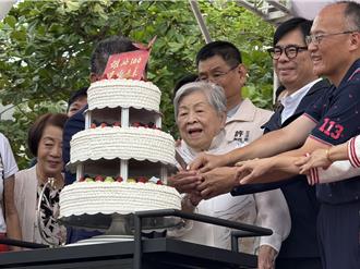 雄女100週年校慶！「百歲學姐」現身切蛋糕 全校嗨翻