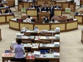 「餵藥變餵毒」對比柯文哲京華城案　議員替侯友宜抱屈