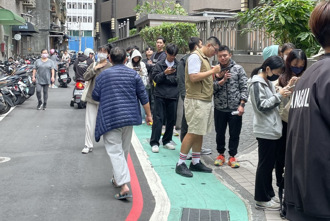 高雄知名手搖飲插旗新北 人龍爆滿！圍捷運站一圈