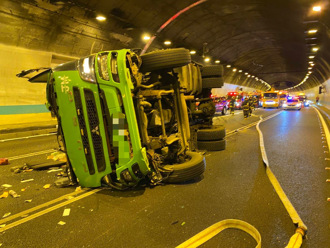 國3碧潭隧道聯結車自撞橫躺路中！39歲男酒駕送醫「嚇到尿褲子」