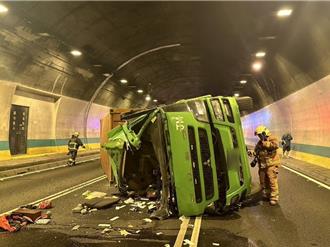 不要命！聯結車駕駛酒駕    碧潭隧道內翻覆害全線封閉