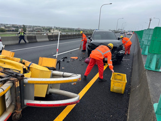 自動輔助再闖禍？國5瑞典坦克猛撞緩撞車 駕駛胸悶送醫