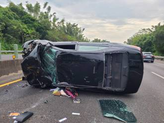 国道3田寮段砂石车污水桶掉落 小客车急闪撞砂石车侧翻