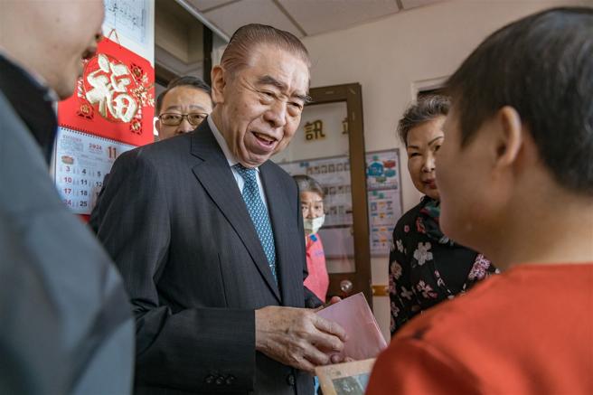  院生热烈迎接李栋梁，并献上爱心卡片。
（记者陈怡璇摄）