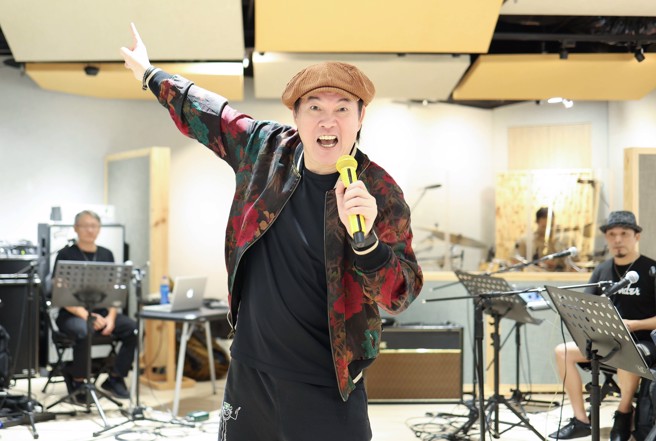 影歌视三栖的艺人康康，相当热爱歌唱事业。（宽宏艺术提供）