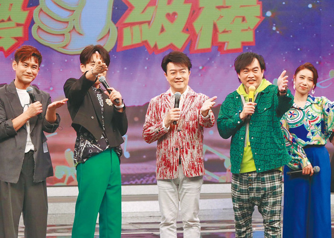 康康（右二）跟翁立友（中）、许志豪（左二）等人一同参与《综艺一级棒》录影。（中视提供）