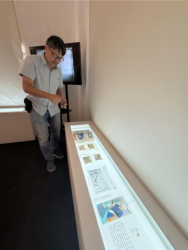 展間透過老照片呈現當年時空背景。（曹婷婷攝）