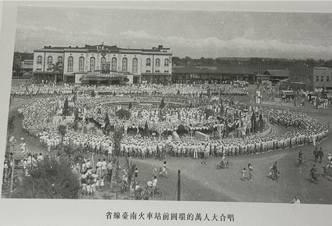 反共抗俄列車來到台南火車站圓環，吸引萬人大合唱的壯觀場面。（曹婷婷攝）