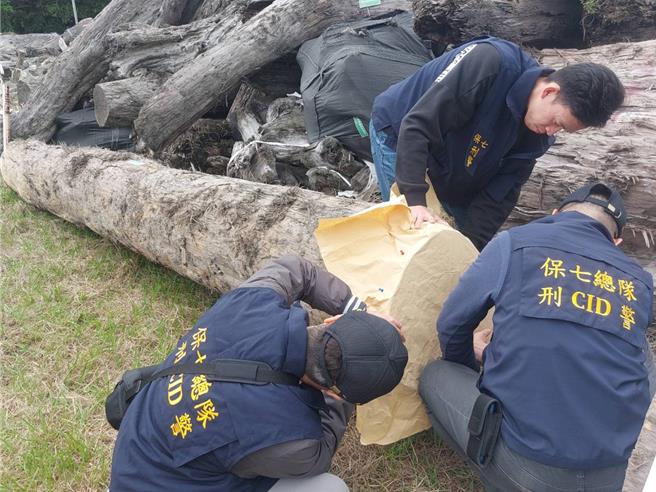 保七总队第四大队成立专案小组追查山老鼠主嫌，并以棉纸将遭锯切的红桧切面拓模，比对遭盗伐的红桧后确认主嫌。（保七总队第四大队提供）