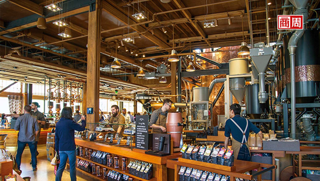 星巴克过往靠着创造「第三空间」，为顾客提供不同于家庭与职场的悠閒气氛带来品牌溢价。现却因数位转型太成功，让业绩持续下滑。（摄影・商周郭涵羚）