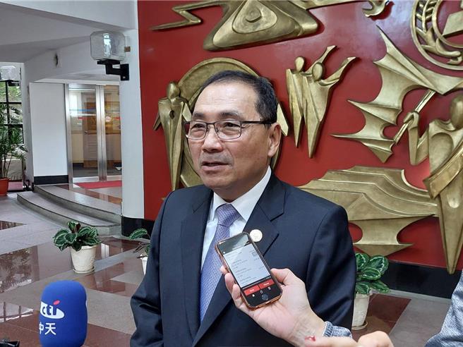 新北市长侯友宜今（8）日表示，朝野经沟通总预算总算能够顺利付委，这是一个好的开始，而《财划法》现已送出财委会，他也希望透过朝野协商方式让《财划法》能尽速通过。（陈慰慈摄）