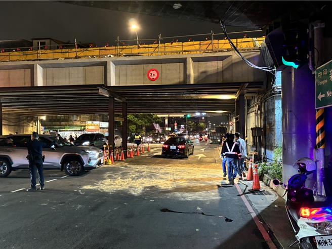 新北市永和區56歲王姓大貨車駕駛，昨日載運康芮颱風掉落路樹行經福和橋下時，疑似未注意載運物堆積超高，因此與防撞鋼梁發生碰撞。（永和警分局提供）