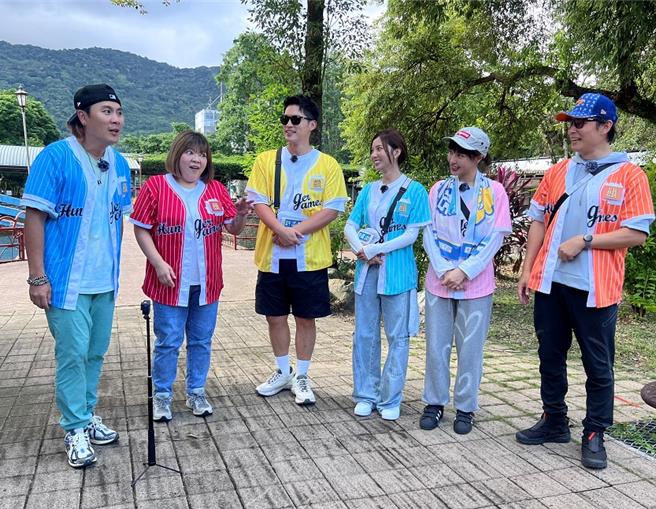 杜詩梅（左2）擔任關主，向王仁甫（左起）、許孟哲、蔡黃汝、峮峮、孫協志等出題。（中視提供）