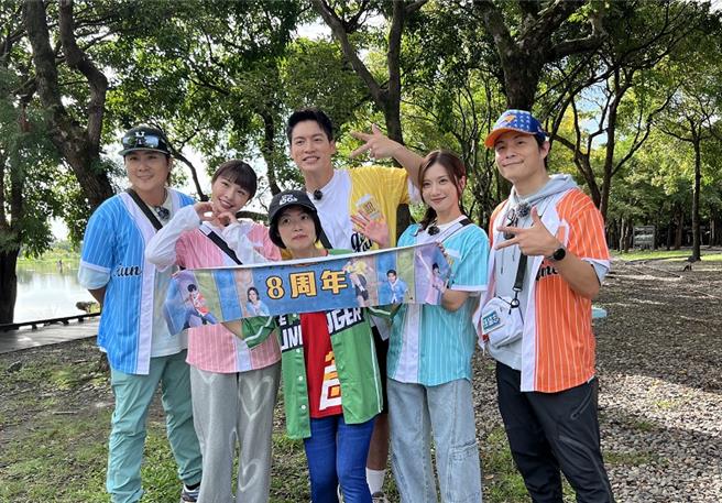 王仁甫(左起)、峮峮、許孟哲、蔡黃汝、孫協志挑戰3天環島。（中視提供）