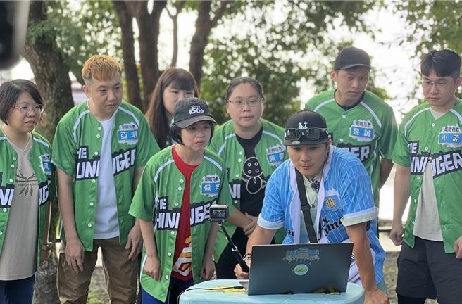 王仁甫跟粉絲們一起競賽。（中視提供）