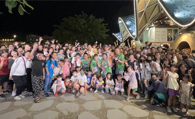 主持群開心跟粉絲們合照。（中視提供）