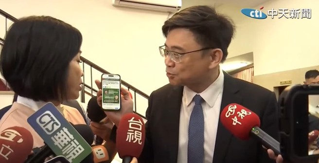 柯志恩、赖瑞隆因财划法爆言语衝突。（取自中天新闻）