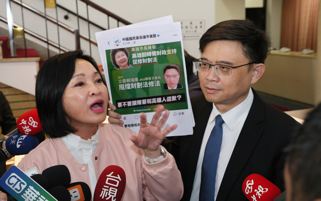 民进党立委赖瑞隆（右）与国民党立委柯志恩（左）8日一早因「财划法」议题，在立法院议场签到处发生口角。（姚志平摄）