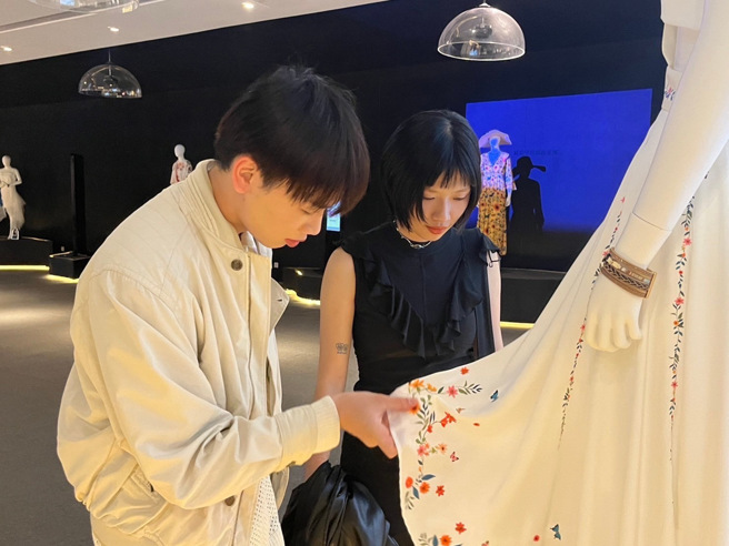 實踐大學時尚設計學系曾微凱(左)、鍾欣庭(右)參觀愛帝時尚產業園區收穫良多。(攝/劉安婕)