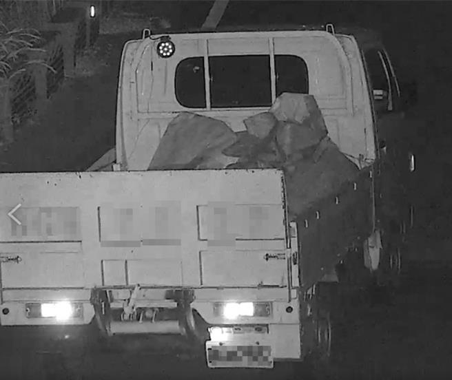 黄男及陈男利用深夜掩护，非法倾倒废弃物，黄男还在小货车上悬挂自小客车牌，企图躲避警方查缉，仍遭警方查获。（警方提供／叶静美彰化传真）