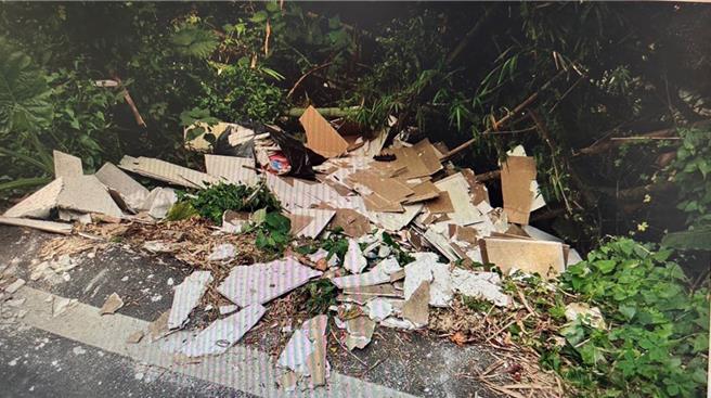 黄男及陈男利用深夜掩护，非法倾倒废弃物，黄男还在小货车上悬挂自小客车牌，企图躲避警方查缉，仍遭警方查获。（警方提供／叶静美彰化传真）