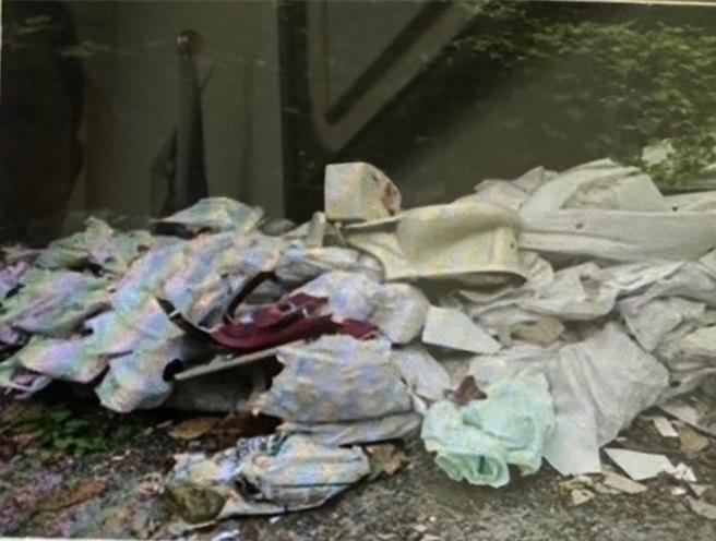 黄男及陈男利用深夜掩护，非法倾倒废弃物，黄男还在小货车上悬挂自小客车牌，企图躲避警方查缉，仍遭警方查获。（警方提供／叶静美彰化传真）