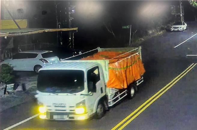 黄男及陈男利用深夜掩护，非法倾倒废弃物，黄男还在小货车上悬挂自小客车牌，企图躲避警方查缉，仍遭警方查获。（警方提供／叶静美彰化传真）