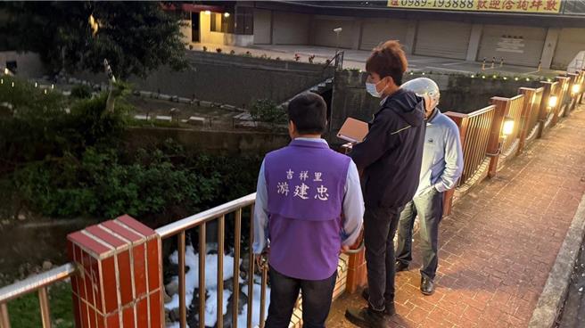 桃园市环保局污染监控中心7日接获民眾陈情，指龟山区大坑溪出现大量泡沫，立刻派员前往稽查，见有泡沫陆续自上游随水流漂下，发现有2家洗衣业者未依规定排放废水，经稽查人员量测所排废水，测得pH为9.6以及排放水温高达77.2°C，违反《水污染防治法》当场依法告发业者，并限期改善。（桃园市环保局提供）