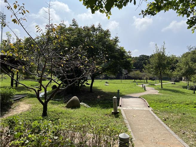新竹公園是市區熱鬧景點，有網友在臉書社團貼出民眾在新竹公園發現1條黑白相間的蛇，引發熱議。（王惠慧攝）