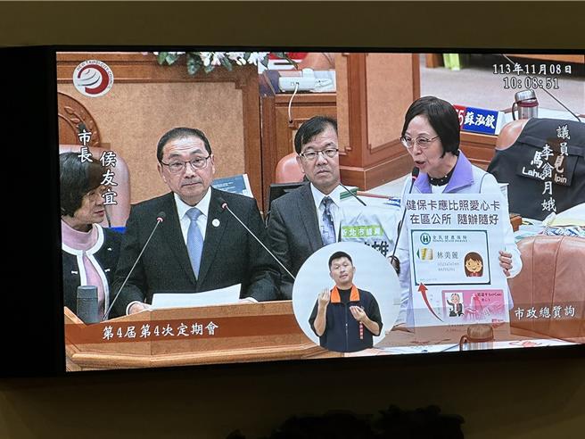 无党籍新北市议员李翁月娥建议，新北市民健保卡可比照敬老卡，在各区公所申请。（高钧麟摄）