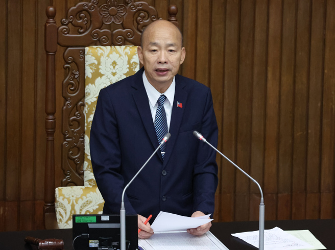 在立法院長韓國瑜8日在院會中宣布朝野協商結果後，國民黨立委拿出標語，並高喊「成功爭取，農民權益」等口號。（姚志平攝）