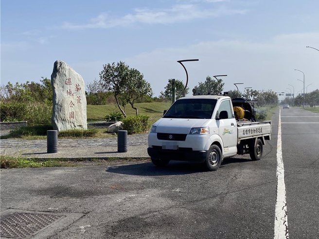 高雄市茄萣濕地於候鳥排遺的檢體中，檢出H5N1亞型高病原禽流感病毒，動保處隨即啟動茄萣濕地周邊加強消毒作業。（高雄市動保處提供／林雅惠傳真）