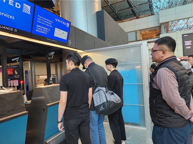 移民署人員8日上午將犯猥褻案的美國籍人士驅逐出國。（移民署提供）