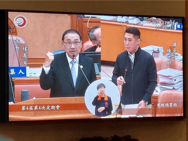 民眾党新北市议员陈世轩今（8）日在市政总质询提出，要双北研议新方案，另提供无限次数搭乘公车及YouBike的月票。（陈慰慈摄）