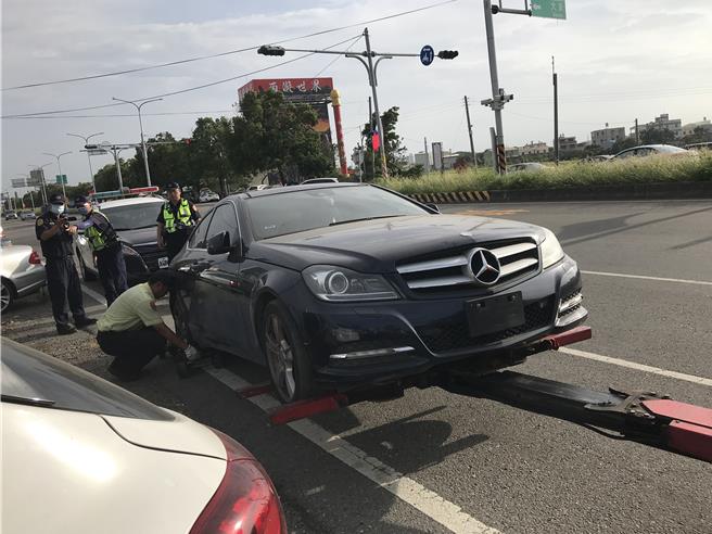 交通部公路局所属监理单位日前会同警方扩大稽查偽造车牌。（公路局提供／蔡明亘台北传真）