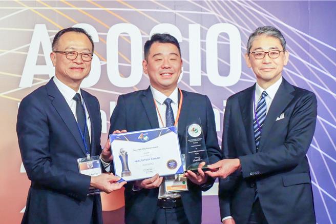 2024「亞太資通訊科技應用獎(ASOCIO DX AWARD)」7日在日本東京揭曉，桃園市政府以「城市環境治理：AI環境汙染辨識系統」及「智慧派遣、效率救援」為題，分別獲得健康技術獎(Health Tech Award)及傑出技術組織獎(Outstanding Tech Organization Award)肯定，市府副祕書長金志聿出席在東京的頒獎典禮，代表市府受獎。（市府提供）