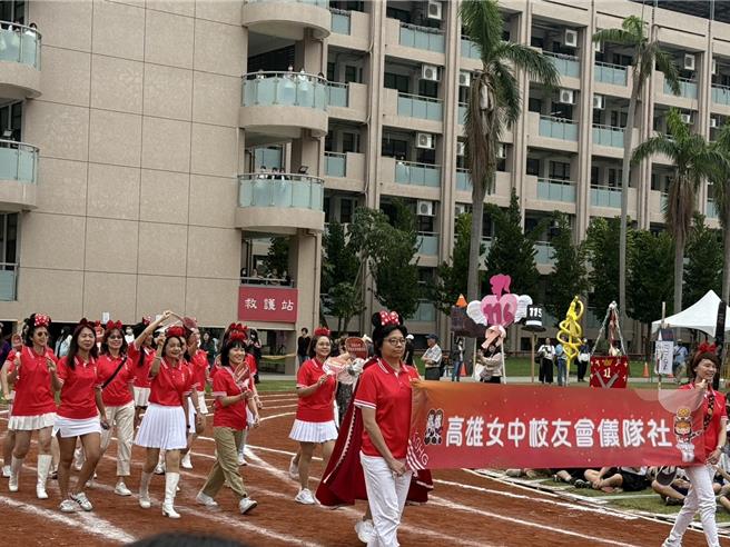 雄女校友会仪队社回归，每个人盛装打扮。（纪爰摄）