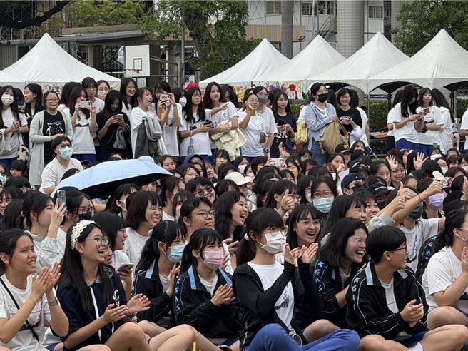 雄女庆创校100年，现场学生靠近司令台「摇滚区」嗨翻天。（纪爰摄）