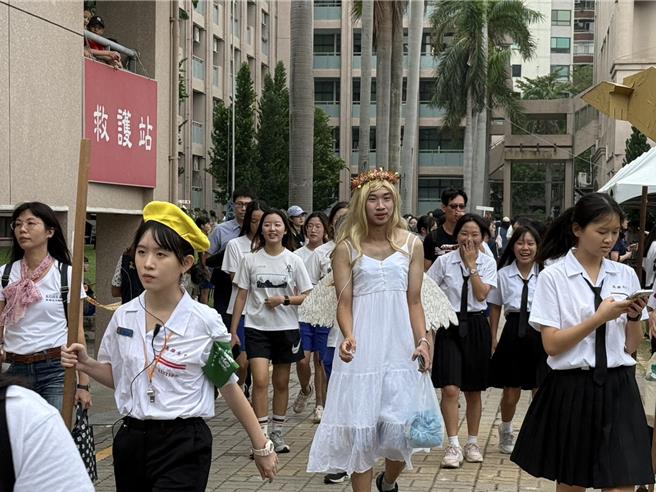 雄女学生玩创意变装造型，吸引目光。（纪爰摄）