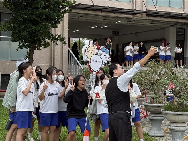 雄女创校100年，校庆运动会上可见学生兴奋自拍。（纪爰摄）