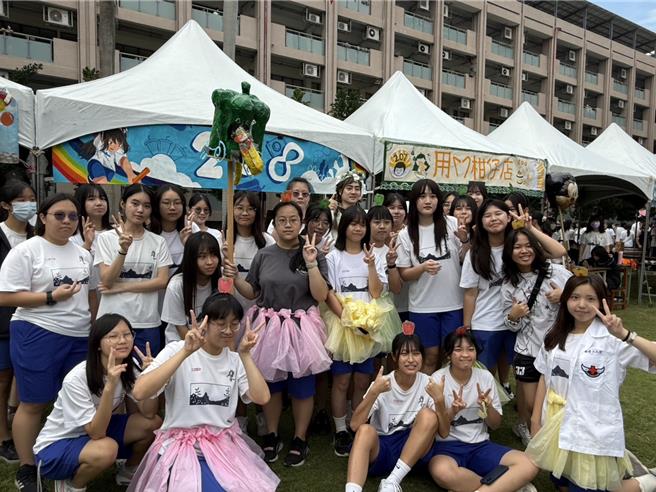 雄女创校100年校庆运动会，学生开心合照留念。（纪爰摄）