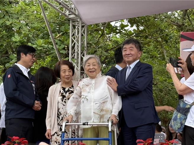 行政院政务委员陈时中姑妈，是雄女16届学生，今年满100岁，见证雄女百年歷史。（纪爰摄）