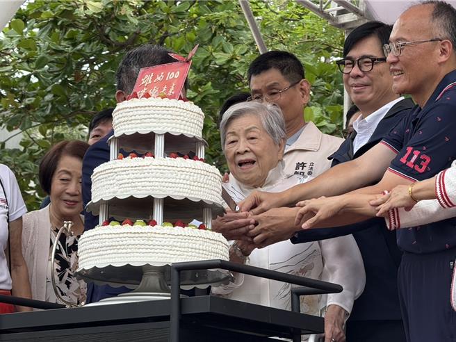 陈时中姑妈孙陈锦境是雄女「资深学姊」，切下100岁蛋糕时，全校师生嗨翻。（纪爰摄）