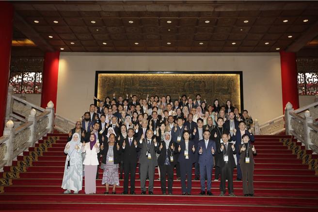 睽違24年，「亞太法定計量論壇（APLMF）」再次於台灣舉辦，圖為圓山大飯店各國代表合影。(標檢局提供)