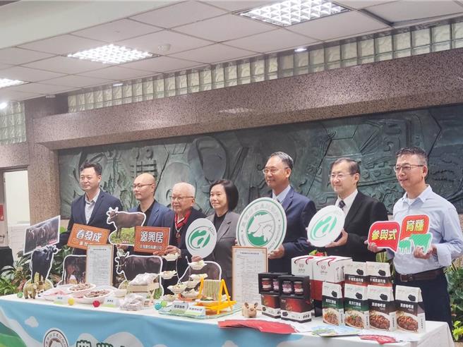 畜试所与产业界透过参与式育种合作，「源兴牛」与「平埔黑猪」近期也陆续完成新品种登记，也是我国民间业者自行育种的唯2品种。（林良齐摄）