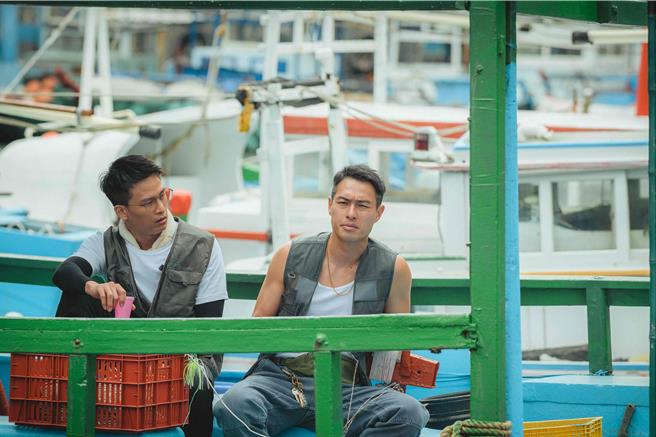 楊祐寧（右）跟黃奇斌相約碼頭邊，來一場儀式感滿滿的「men's talk」。（鹿路電影提供）
