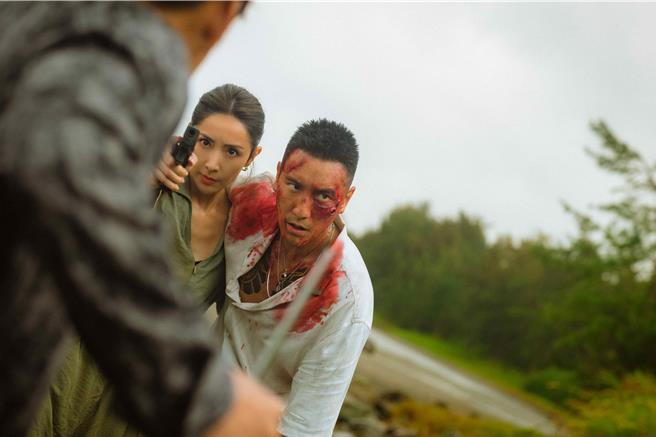 隋棠、王陽明在影集《太太太厲害》裡飾演超殺特務夫妻。（鹿路電影提供）