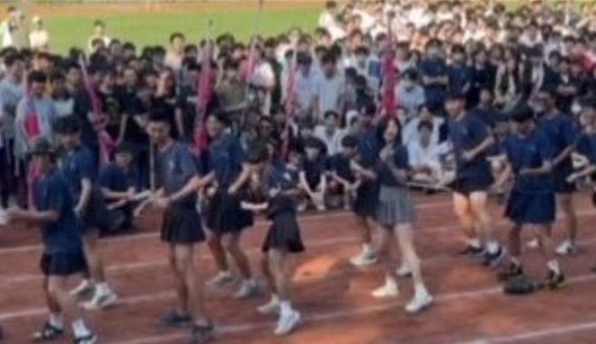 老师穿短裙跟学生大跳三振舞，美腿非常吸睛。（廖素慧翻摄）